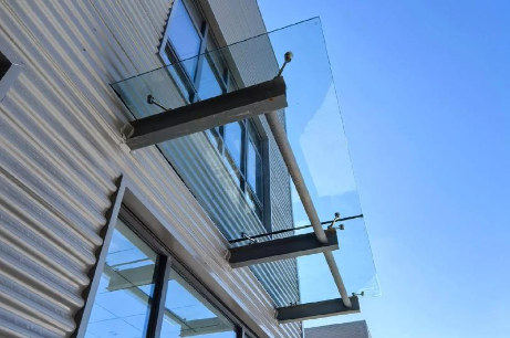 甘南为什么要给钢结构雨棚打孔!